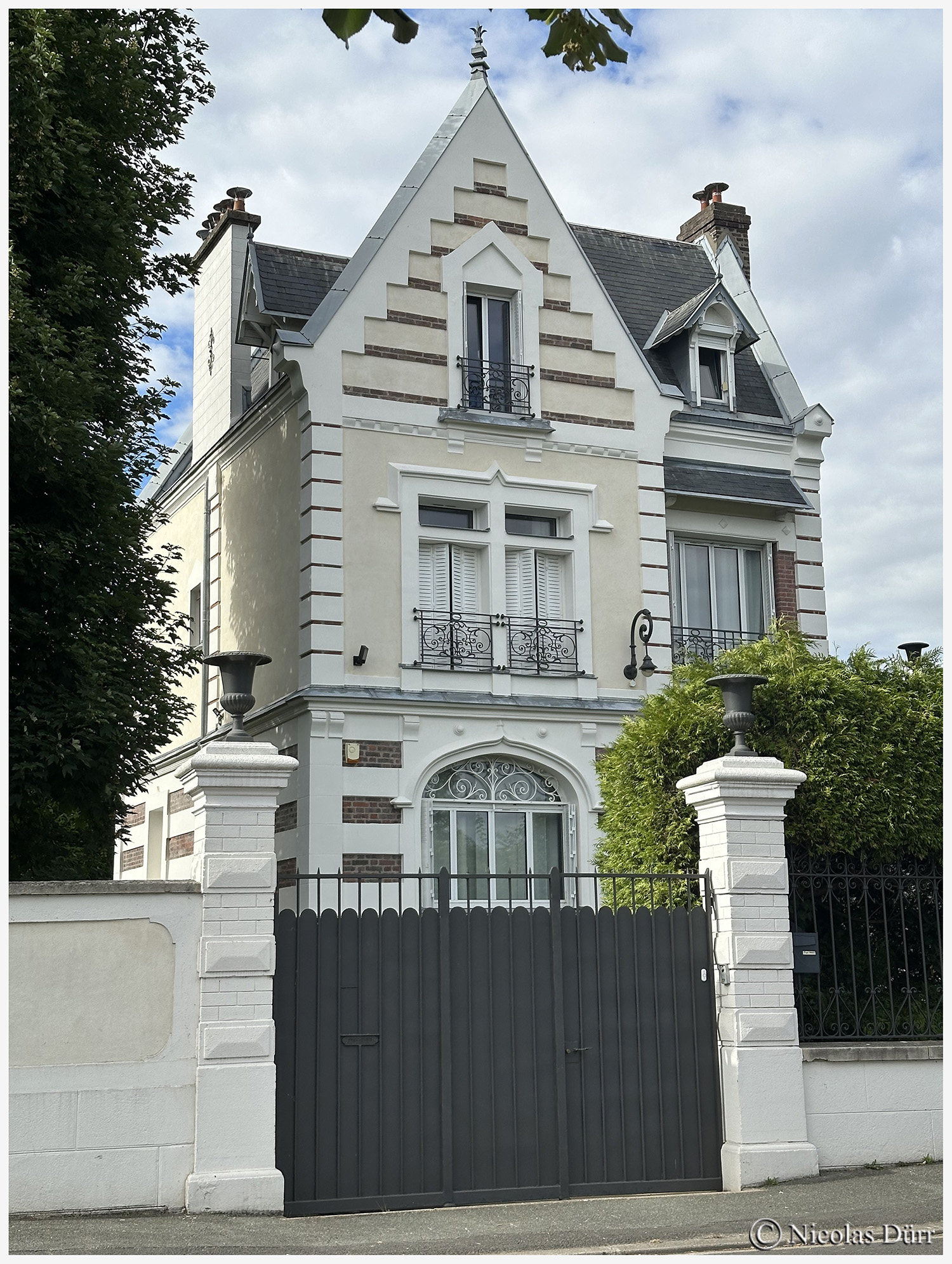 Construction conçue à l'époque ou le sens de l'esthétique avait une signification et quand l'économique ne primait pas sur la beauté.