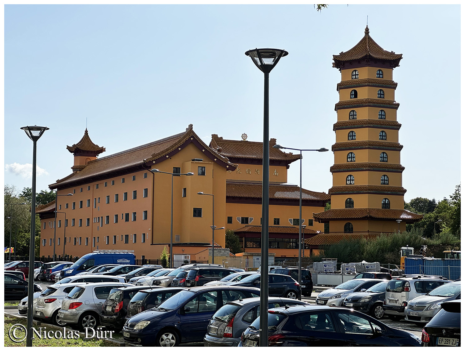 La pagode Chùa-Khánh-Anh à Evry-Courcouronnes par une fin d'après-midi d'été.
