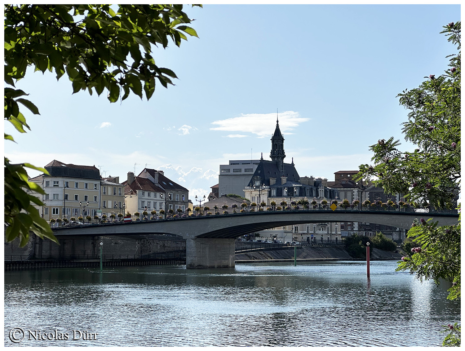 Corbeil-Essonnes depuis la rive droite de la Seine.