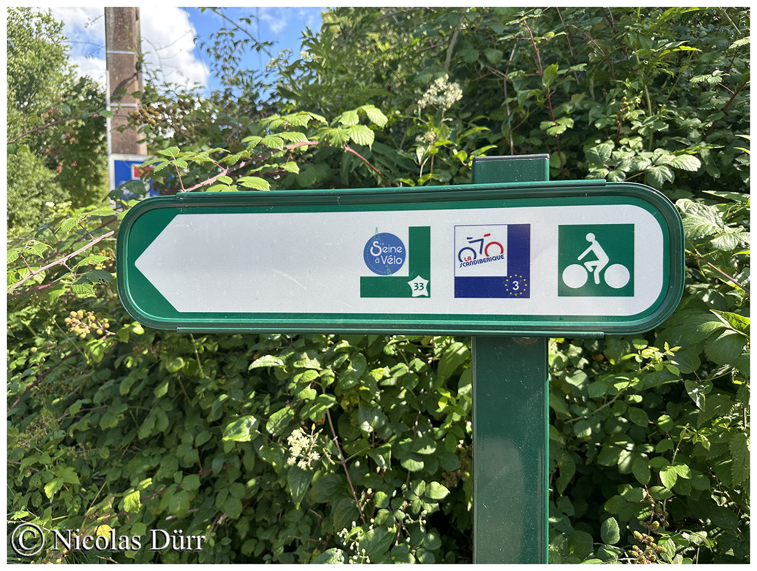 Panneau indicateur sur la scandibérique et de la Seine à vélo à Saint-Fargeau-Ponthierry.
